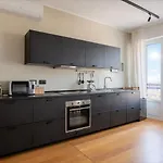 The Luxe Station - 5 Min From Apartamento